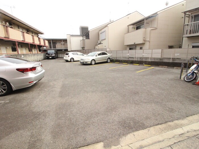 物件外観写真3　(駐車場)