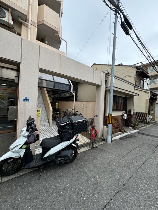 物件外観写真2　(エントランス部分)