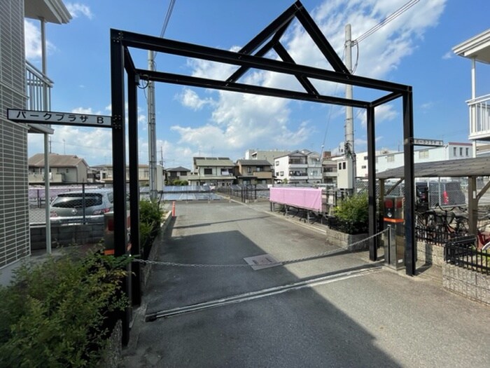 物件外観写真4　(駐車場)