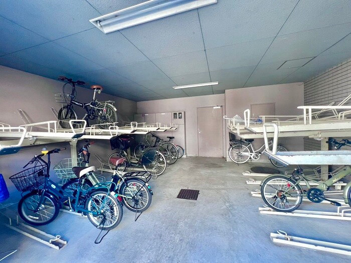 物件外観写真4　(駐輪場)
