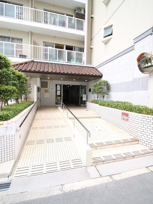 物件外観写真3　(エントランス部分)