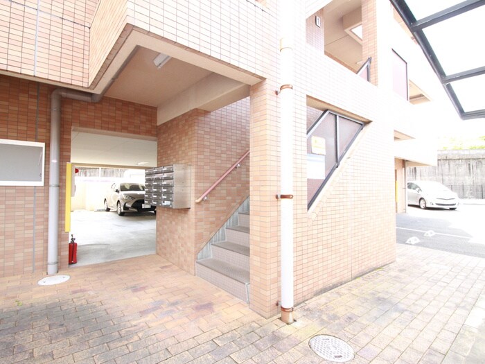 物件外観写真2　(エントランス部分)