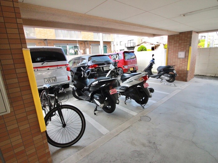 物件外観写真4　(バイク置き場)