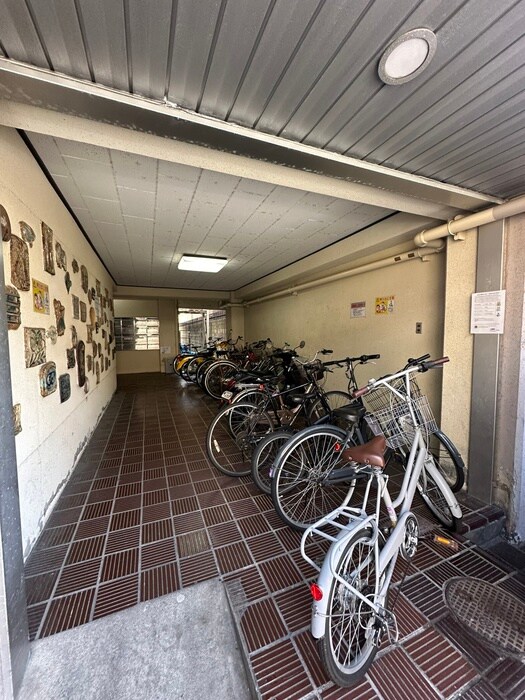物件外観写真2　(駐輪場)