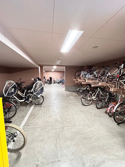 物件外観写真4　(駐輪場)