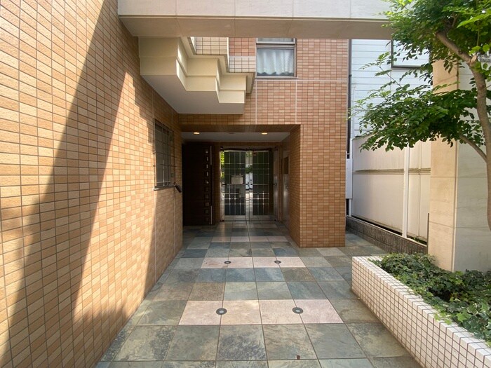 物件外観写真5　(エントランス部分)