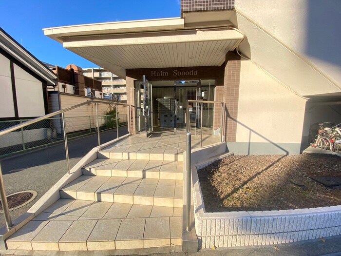 物件外観写真3　(エントランス部分)