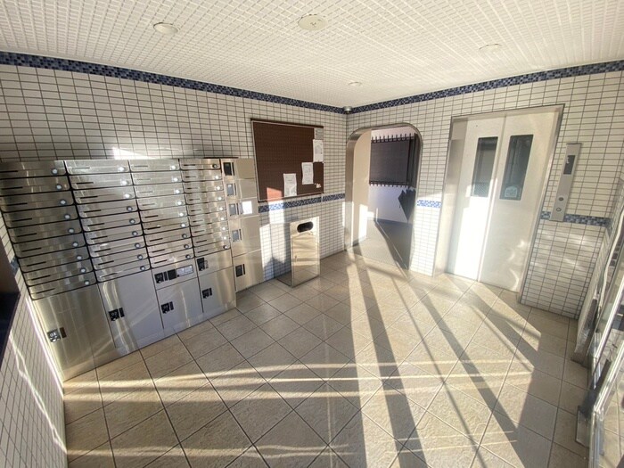 物件外観写真4　(エントランス部分)