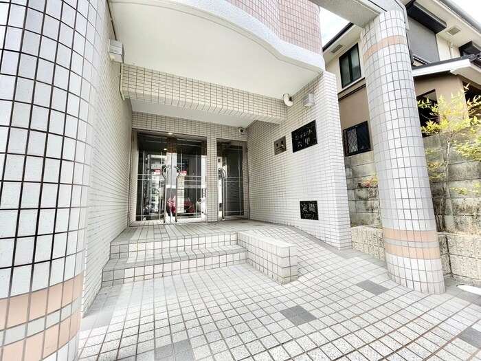 物件外観写真3　(エントランス部分)