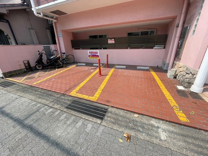 物件外観写真3　(駐車場)