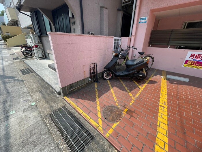 物件外観写真4　(駐輪場)