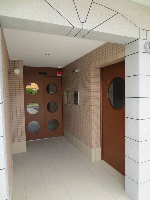 物件外観写真3　(エントランス部分)