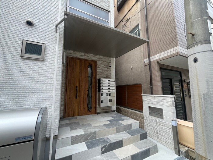物件外観写真2　(エントランス部分)
