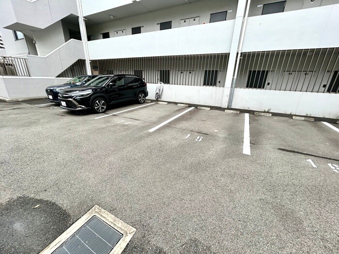 物件外観写真5　(駐車場)