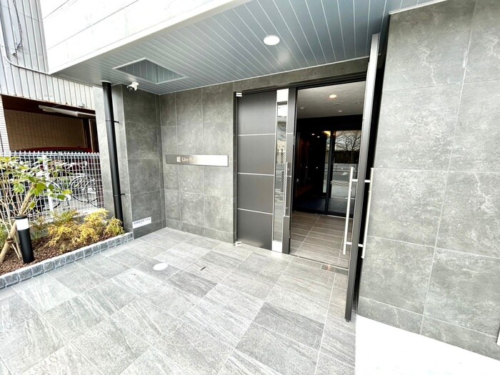 物件外観写真2　(エントランス部分)