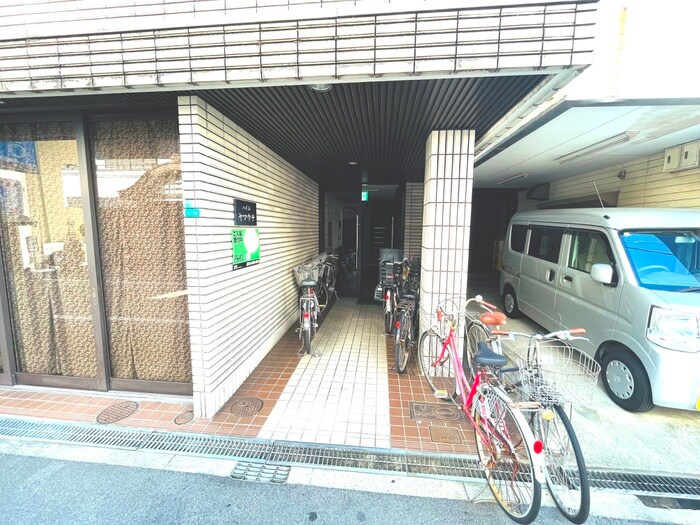 物件外観写真3　(エントランス部分)