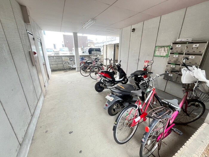 物件外観写真4　(駐輪場)