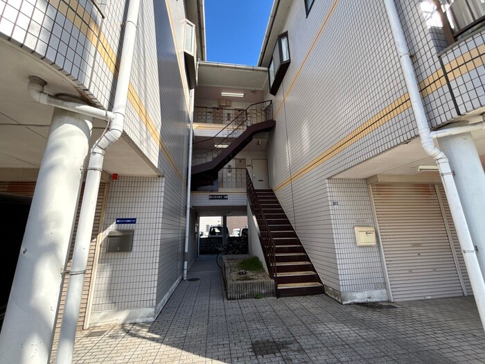 物件外観写真6　(エントランス部分)