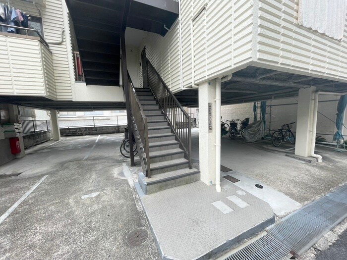 物件外観写真4　(エントランス部分)