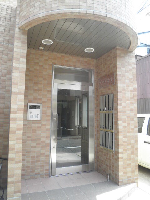 物件外観写真2　(エントランス部分)