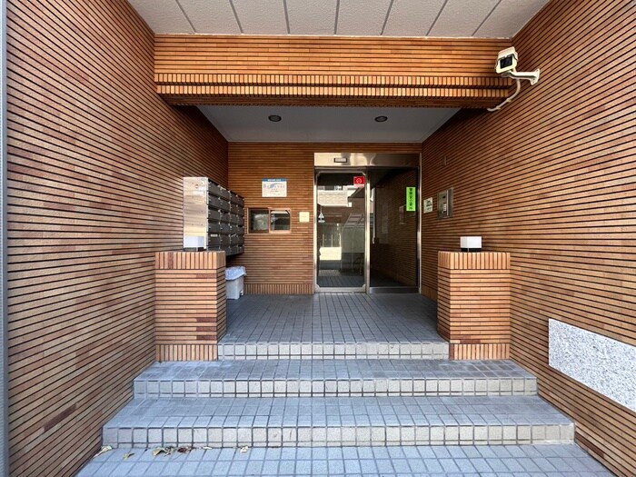 物件外観写真3　(エントランス部分)