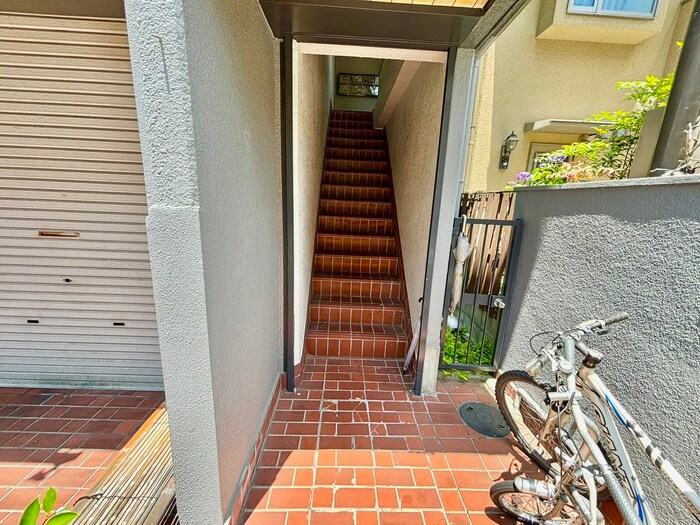 物件外観写真4　(エントランス部分)