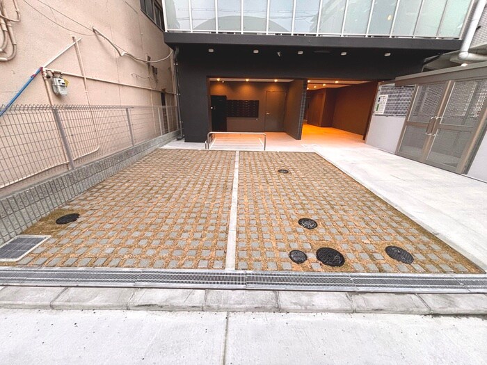 物件外観写真2　(駐車場)