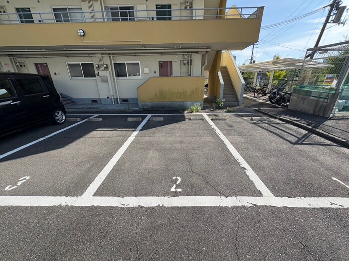 物件外観写真5　(駐車場)