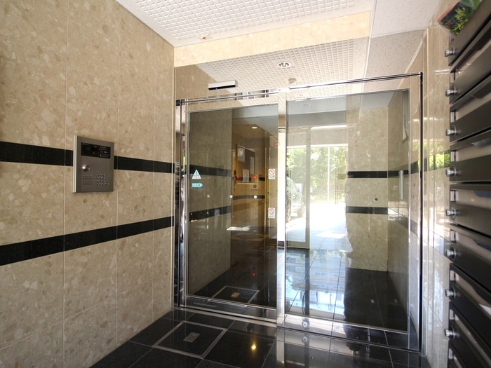 物件外観写真2　(エントランス部分)