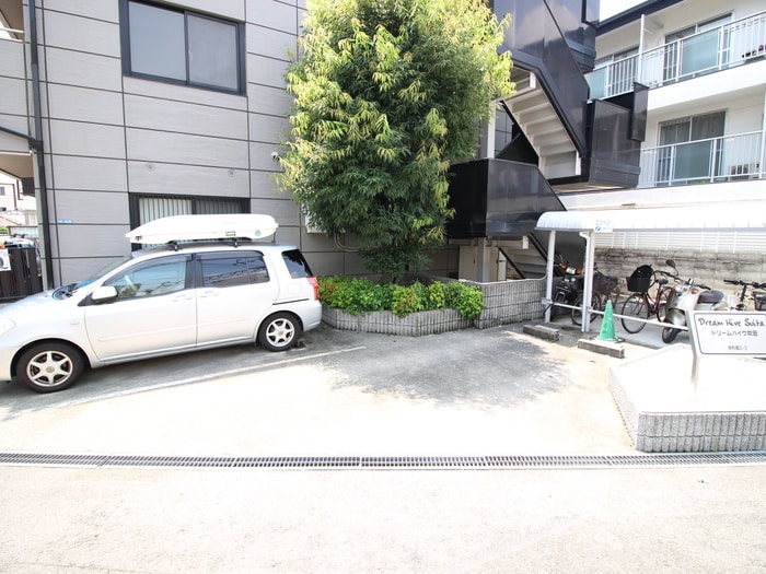 物件外観写真5　(駐車場)