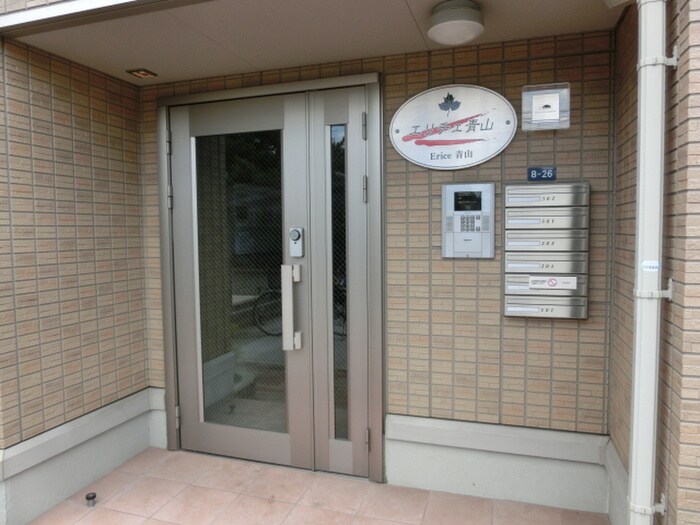 物件外観写真2　(エントランス部分)