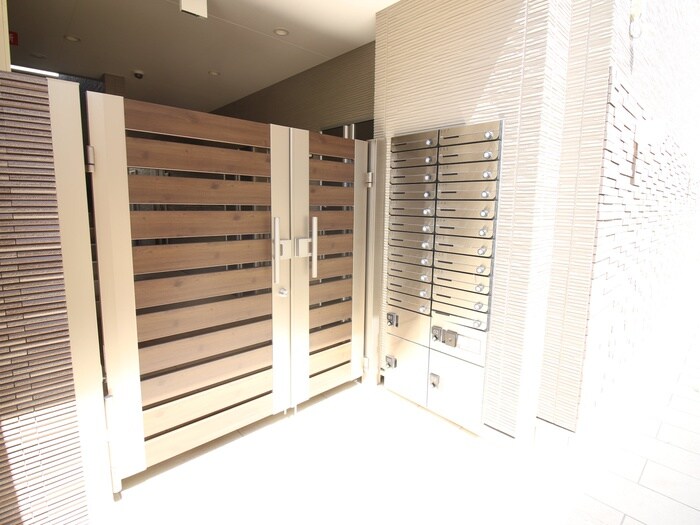 物件外観写真4　(エントランス部分)