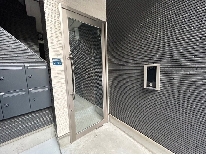 物件外観写真3　(エントランス部分)