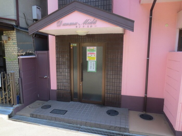 物件外観写真2　(エントランス部分)