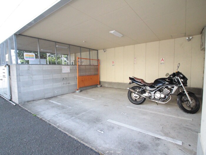 物件外観写真2　(バイク置き場)