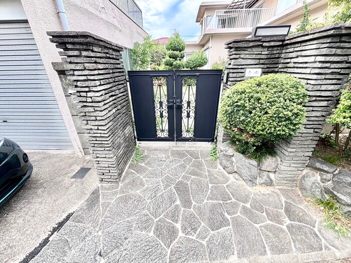 物件外観写真2　(エントランス部分)