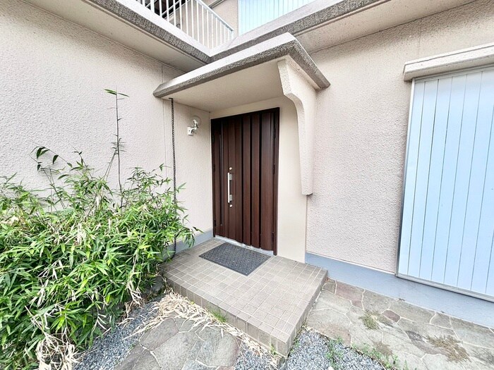 物件外観写真4　(エントランス部分)