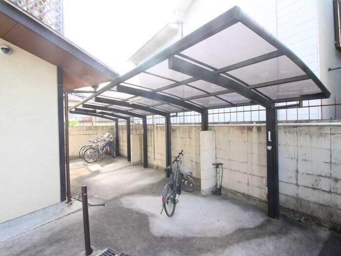 物件外観写真4　(駐輪場)