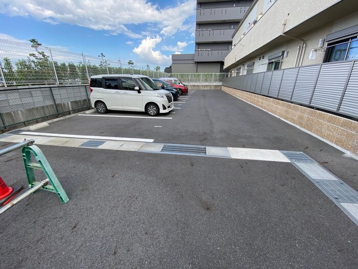 物件外観写真3　(駐車場)