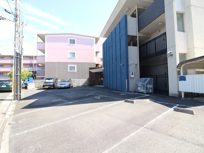 物件外観写真3　(駐車場)