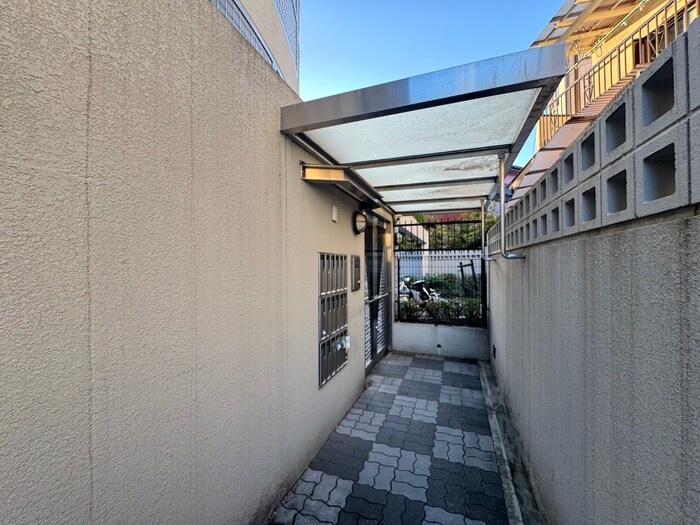 物件外観写真3　(エントランス部分)