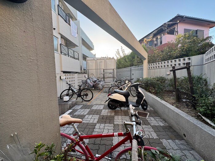 物件外観写真5　(駐輪場)
