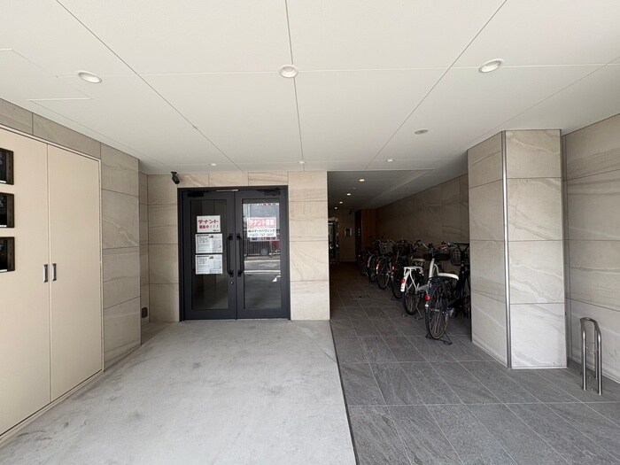 物件外観写真4　(エントランス部分)