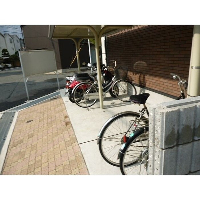 物件外観写真3　(駐輪場)