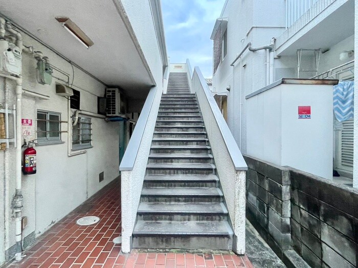 物件外観写真6　(エントランス部分)