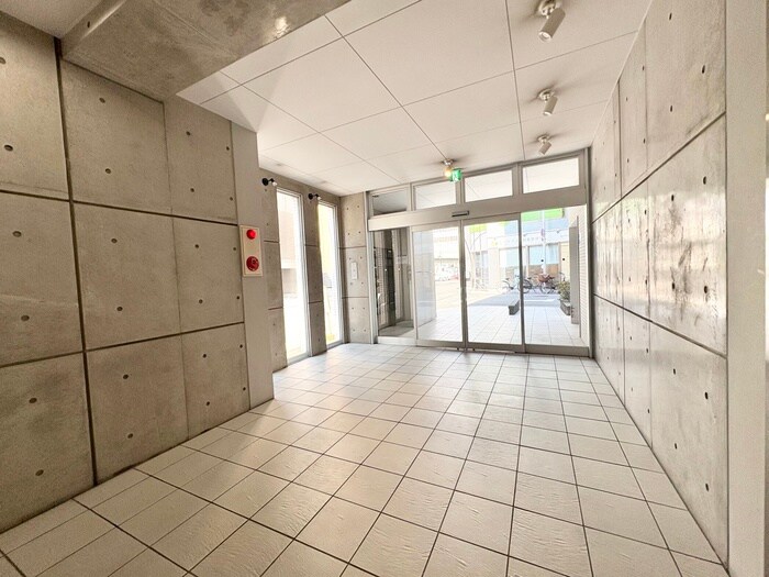 物件外観写真4　(エントランス部分)