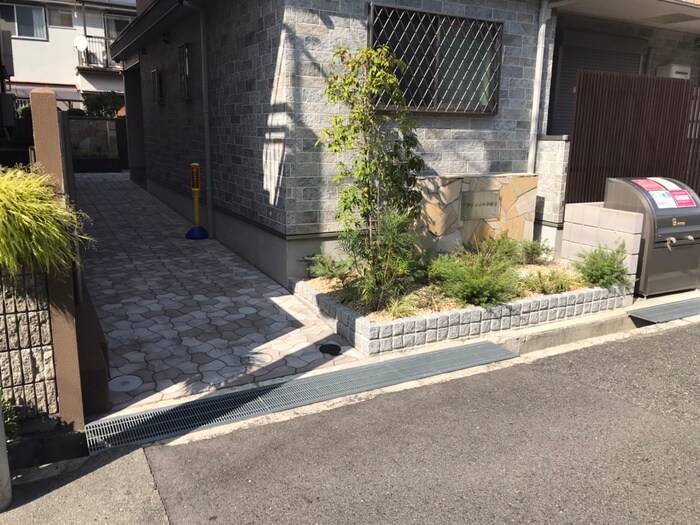 物件外観写真3　(エントランス部分)