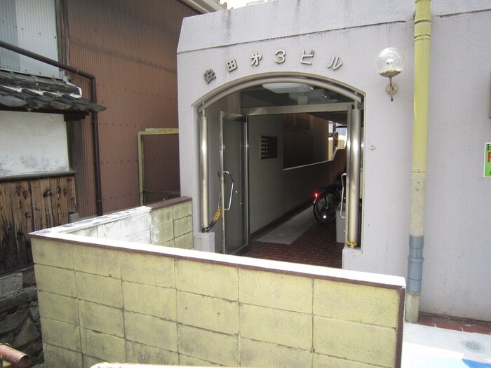 物件外観写真3　(エントランス部分)