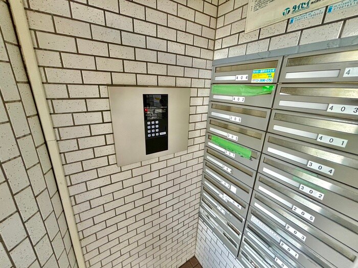 物件外観写真6　(エントランス部分)