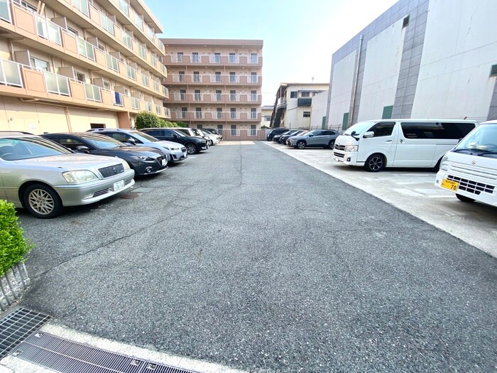 物件外観写真4　(駐車場)